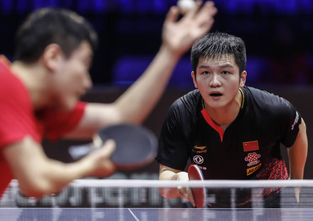 而守门员则 而守门员则